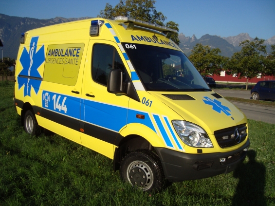 Image Pose d'autocollants sur ambulances des Centres de secours et urgences / Vaud